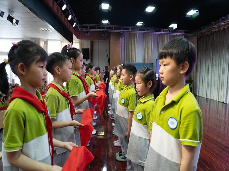 授红领巾1.jpg 授红领巾1.jpg