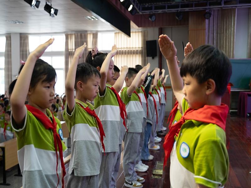 授红领巾4.jpg 授红领巾4.jpg