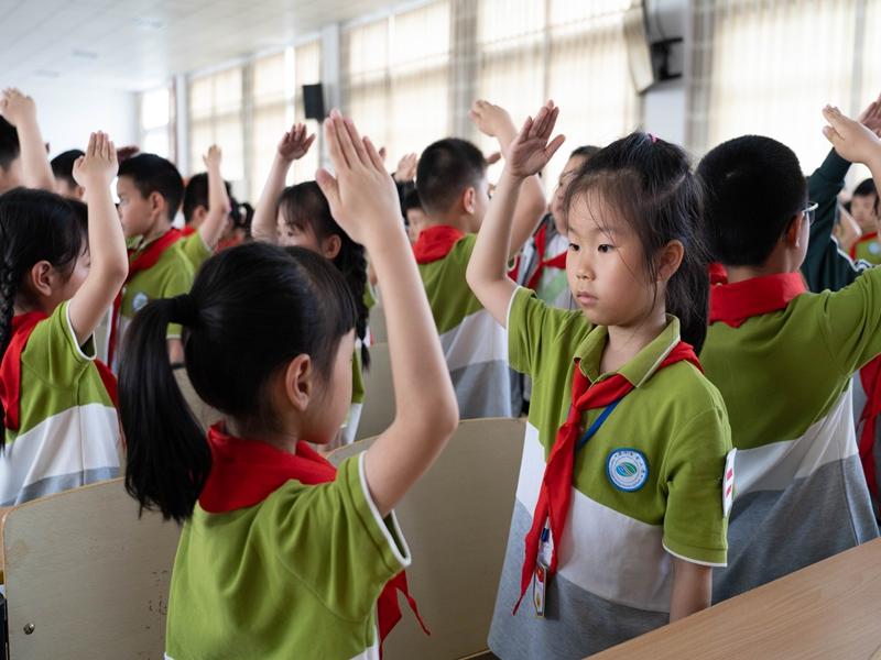 授红领巾5.jpg 授红领巾5.jpg