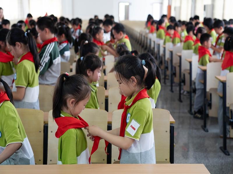 授红领巾3.jpg 授红领巾3.jpg