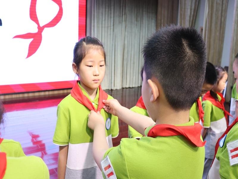 授红领巾2.JPG 授红领巾2.JPG