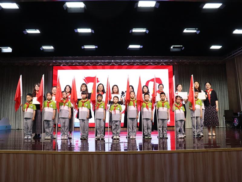 授中队旗.JPG 授中队旗.JPG